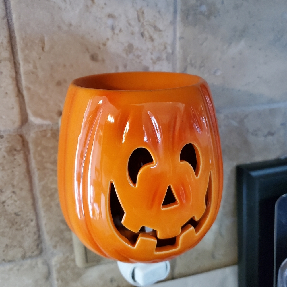 Cut it Out Scentsy Plugin Mini Warmer Pumpkin - Picture 9 of 14